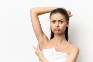 Perché a volte i peli ricrescono dopo diverse sedute di laser?